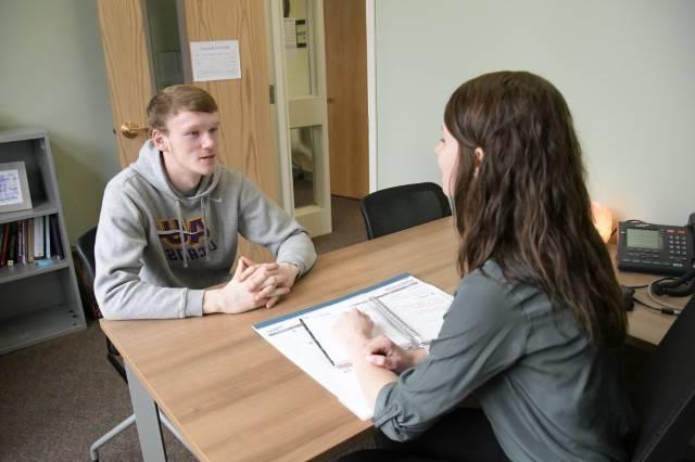 Student and an advisor having a discussion